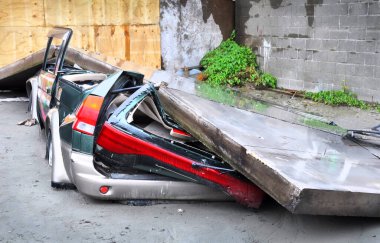 Bir araba, 6.2 şiddetindeki deprem sonrasında 20 Mart 2011 'de Christchurch' de çökmüş beton bir duvarın altında kalmıştır. Canterbury, Yeni Zelanda.