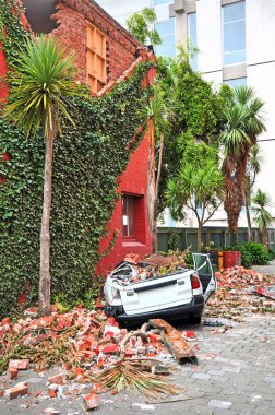 Christchurch 'de 6.2 şiddetindeki depremin ardından 12 Mart 2011' de bir araba çöken tuğla bir duvar tarafından ezildi. Canterbury, Yeni Zelanda.