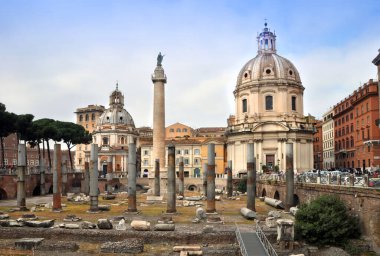 Roma, İtalya - 11 Nisan 2011: antik kalıntıları paizza foro Borghese'nin colonna ile ve disant yoluyla dahil olmak üzere Roma Forumu ' eufemia.