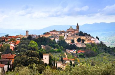 umbria, İtalya valle bakan dik bir yamaca kondurulmuş trevi, tarihi kent