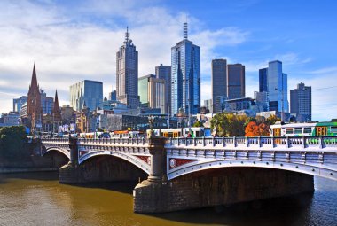 Melbourne, Avustralya - 14 Nisan 2014: melbourne şehir south yarra Nehri bankadan izlendi. ön plan tramvaylar cross st kilda yolu Köprüsü.