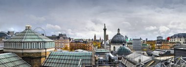 Londra 'nın alışılmadık çatı manzarası. Ön plandaki Ulusal Galeri' nin çatıları ve ısı kontrol sistemleri de dahil. Arka planda Nelson Sütunları, Trafalgar Meydanı ve Parlamento Binaları var..