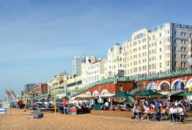Brighton, İngiltere - 28 Eylül 2014: bir yaz gününde meşgul öğle kalabalık Restoran brighton Plajı.