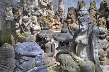 Satılık binaların girişi için İyi ve Kötü Ruh Taşı Heykelleri, Bali, Endonezya