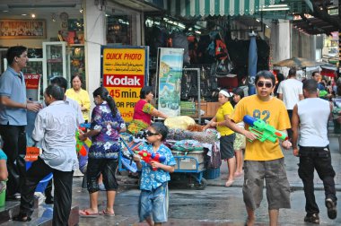 Bangkok, Tayland - 13 Nisan 2008; Bangkok 'taki Gonkran Su Festivali' nin tadını çıkaran insanlar.