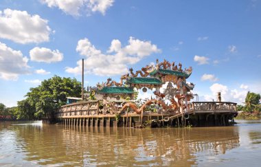  Saigon Nehri 'nde yüzen Phu Chau Mieu Tapınağı ve düzinelerce ejderha heykeli, Vietnam
