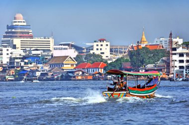 geleneksel parlak renkli, motorlu uzun kuyruk, bankok Tayland-chao phraya Nehri üzerinde tekne.