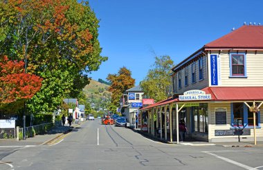 Akaroa, Yeni Zelanda-09 Nisan 2019: restore edilmiş tarihi genel dükkan Binası da dahil olmak üzere sonbahar Akaroa ana caddesi. 