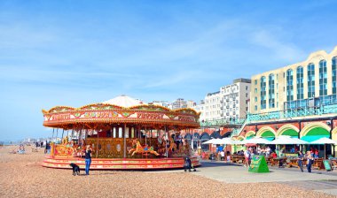 Brighton, İngiltere - 28 Eylül 2014: carousel brighton İngiltere'nin güney kıyısında bir yaz gününde plaj.