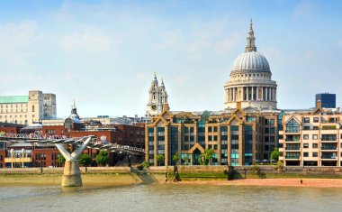 London, Büyük Britanya - 17 Temmuz 2013: st paul's katedral kubbe thames Nehri üzerinden görüldü. ön planda Millennium Köprüsü'nde turist vardır. 