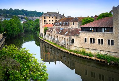 Bahar boyunca İngiltere 'nin Bath kentindeki Avon Nehri ve Tarih Evleri.