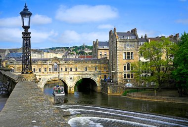 Bath, Birleşik Kingdonm - 17 Mayıs 2025; Güzel Avon Nehri Bath 'ın merkezinden akar. UK.Tüm kasaba bir Dünya Mirası sitesi..