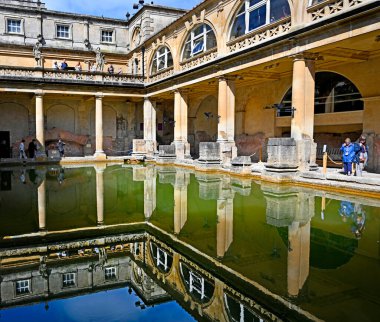 Bath, Birleşik Krallık - 17 Mayıs 2025: Roma Havuz Yansımaları, Bath, Somerset, Birleşik Krallık.