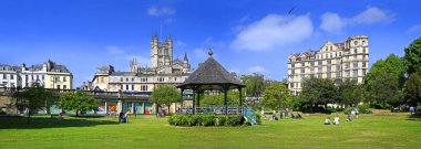 Bath, United Kingdon - 17 Mayıs 2025; Parade Gardens ve City Panorama, Bath, Somerset, İngiltere.
