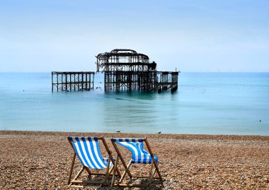 Brighton, Birleşik Krallık - 21 Mayıs 2025 Eski Brighton İskelesi 'nin yanmış enkazı.