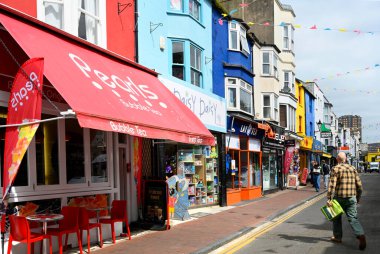 Brighton, Birleşik Krallık - 15 Mayıs 2025: The North Laines Colourful Shops, Brighton İngiltere