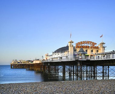 Brighton, Birleşik Krallık; 16 Mayıs 2025; Brighton Sarayı İskelesi Şafak vakti çok sayıda fotokopi uzayı ile.