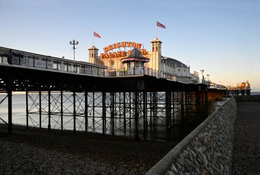Brighton, Birleşik Krallık - 16 Mayıs 2025; Brighton Sarayı İskelesi Şafakta Farklı bir Açıdan