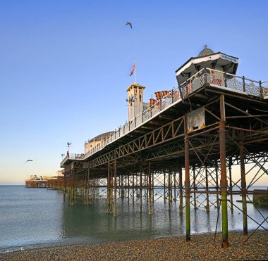 Brighton, Birleşik Krallık - 16 Mayıs 2025; Şafak vakti Brighton Sarayı İskelesinin Altında.