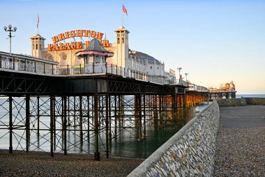 Brighton, Birleşik Krallık - 16 Mayıs 2025; Brighton Sarayı İskelesi Şafakta Farklı bir Açıdan