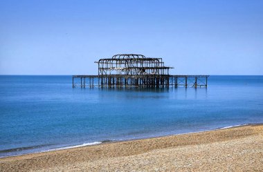 Brighton, Birleşik Krallık sahilindeki yanmış eski iskelenin enkazı..