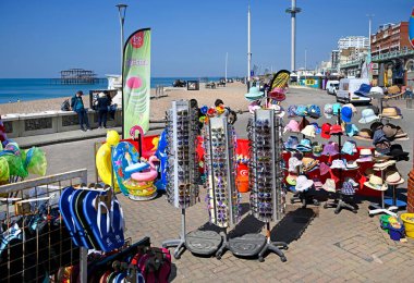 Brighton, Birleşik Krallık - 13 Mayıs 2025; Brighton Sahili 'nde sıcak bir sabahta güneş gözlüğü ve güneş şapkaları satılık..