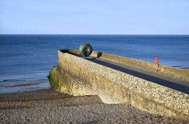 Yuvarlak Yeşil Taş Sanat Eserleri, Brighton 'daki eski bir sahil iskelesinde sabah İngiltere' de.