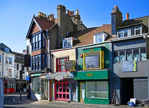 Brighton, İngiltere - 22 Mayıs 2025; The Lanes, Brighton, İngiltere 'deki Funky parlak renkli dükkanlar