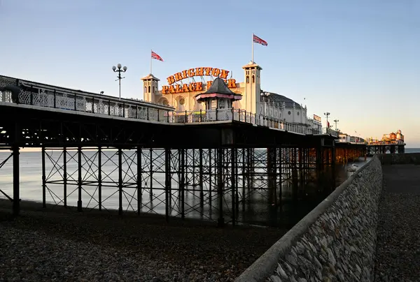 Brighton, Birleşik Krallık - 16 Mayıs 2025; Brighton Sarayı İskelesi Şafakta Farklı bir Açıdan
