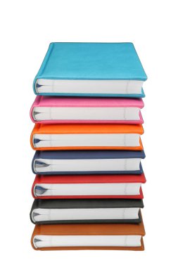 Beyaz arkaplanda izole kitap yığını. 