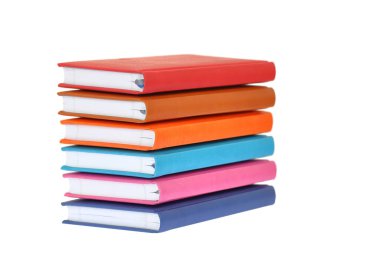 Beyaz arkaplanda izole kitap yığını. 