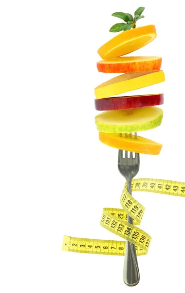 健康的生活方式 新鲜的水果片和在白色透明背景下隔离的测量带 — 图库照片