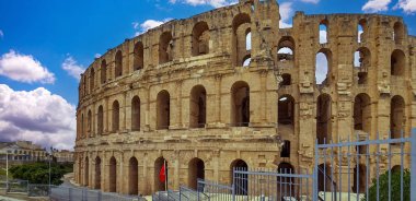 Tunus 'ta mavi gökyüzü ve bulutlu El Jem amfitiyatrosu