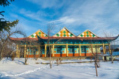 Karakol 'da canlı ahşap bir yapı olan Dungan Camii, belirgin Çinli Müslüman işçiliğine sahip, cephesini, İslami, minaresini, karını, parlak gökyüzünü süsleyen renkli geometrik şekiller sergiliyor..