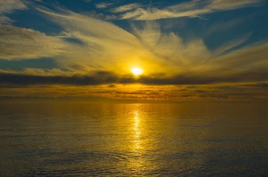 Gün batımında Issyk-Kul Gölü 'ne akşam inerken durgun suların yansıttığı, gün batımının dingin bir güzellikle sona erdiğinin sinyallerini veren, gökyüzünde ateşli renkler beliriyor..