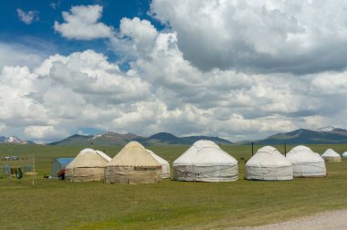 Kırgızistan 'ın ücra ve dağlık arazisinin ortasında huzurlu bir geri çekilme sunan, SonKul Gölü' nün yanındaki gür ovalarda, beyaz Kırgız yurtları serin bir sıra halinde duruyor..