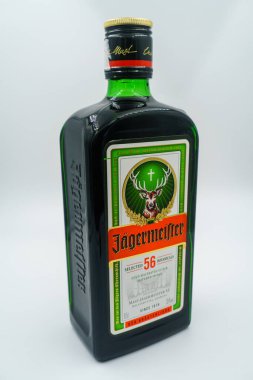 Şişe Jagermeister, bitkisel aroma likörü. İçkinin içinde alkol, bitkiler ve baharatlar var. Öneri sunuyorum, sindirim ve aperatif. Anason, tarçın, karanfil, zencefil, kişniş, ardıç, melek vs.