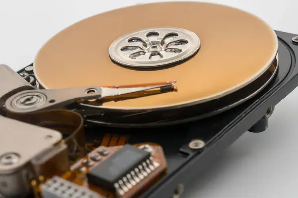 HDD, sabit disk, dairesel manyetik disk, tabaklar. Merkezi Milli, aktivatör kolu ve okuma-yazma kafası. Devre kartı. Mekanik ve elektronik bileşenler. Veri depolama için hassasiyet aygıtı.