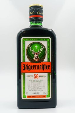 Bishkek, KG, Jan 2024. Şişe Jagermeister, bitkisel aroma likörü. İçkinin içinde alkol, bitkiler ve baharatlar var. Öneri sunuyorum, sindirim ve aperatif. Anason, tarçın, karanfil, zencefilli kişniş vs.