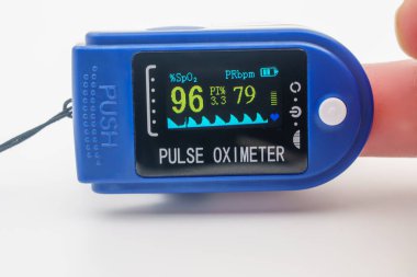 LCD 'li tıbbi nabız oksimetresi. Kan oksijeni doygunluğu, SpO2. COVID-19 Tıbbi İzleme Cihazı salgını. Kalp ve nabız hızı, hasta sağlığı kontrolünde çok önemli, acil durumlar.