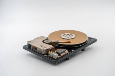HDD, sabit disk, dairesel manyetik disk, tabaklar. Merkezi Milli. Okuma yazma kafası olan aktivatör kolu. Devre kartı. Veri depolama için hassas bir cihaz. Mekanik ve elektronik bileşenler.