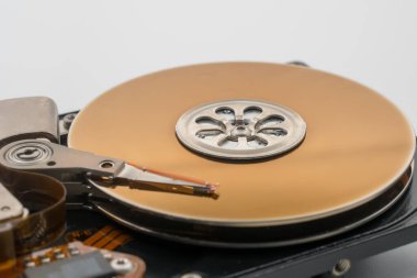 HDD, sabit disk sürücüsü. Merkezi Milli. Okuma yazma kafası olan aktivatör kolu. Dairesel manyetik disk, tabaklar. Devre kartı. Veri depolama için hassas bir cihaz. Mekanik ve elektronik bileşenler.