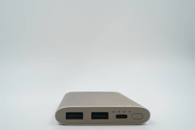 Elektronik enerji deposu. Yeniden şarj edilebilir, mobil şarj cihazı LED durum göstergeleri. Taşınabilir şarj aleti, dikdörtgen. Mobil güç bankası kaynağı, harici pil paketi, USB portları, microUSB.