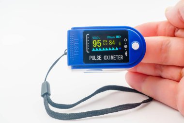LCD 'li tıbbi nabız oksimetresi. Kalp ve nabız atışı, hasta sağlığı kontrolünde çok önemli, acil durumlar. SpO2, kan oksijeni doygunluğu değerlendirmesi. Tıbbi izleme cihazı salgını COVID-19.