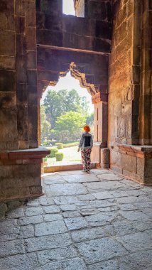 Delhi, Hindistan 25 Nisan 2024. Bara Gumbad, Lodhi Gardens Camii 'ndeki ortaçağ anıtı ve Delhi Sultanlığı' nın hükümdarı Sikandar Lodhi 'deki Mehman Khana' dır. 1490 yılında, Lodhi Hanedanı döneminde inşa edildi.