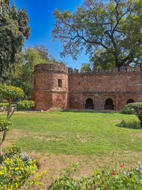 Anıt mezarın yanındaki antik kale duvarı, Sikandar Lodi Mezarı, Delhi. Sağlam siperler, kemerli yataklar, kaleler. Hint-İslam mimarisi. Tarihi anıt, kale, surlar. Babür İmparatorluğu