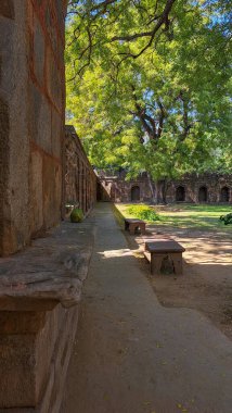 Sikandar Lodi Mezarı, Delhi, kemerli koridorlar, kubbeli odalar, oyulmuş kumtaşı duvarlar, antik işçiliğin vasiyeti, Hint-İslam mimarisi, korunmuş tarihi eser, miras değeri