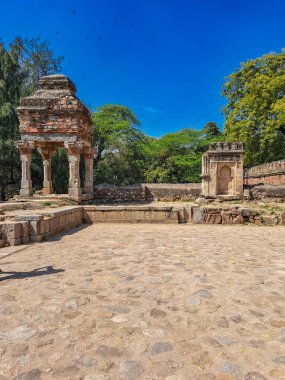 Eski bir taş anıt mezar olan Delhi Sultanlığı hükümdarı Sikandar Lodi Tomb 'da kubbeli köşkler, kemerli kapılar, karmaşık oymalar, Hint-İslam mimarisi, tarihi anıt, kale yer alıyor.