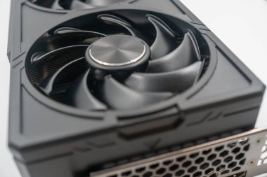 Grafik kartı, üçlü fan soğutma sistemi, gelişmiş termal yönetim, istikrarlı aşırı saat kapasitesi ve oyunlarda olağanüstü grafiksel üretim sağlıyor. 3D profesyonel uygulamalar.