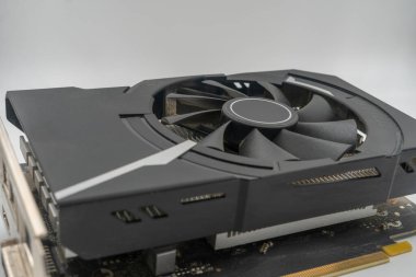 Gelişmiş gpu teknolojisinin detaylı görüntüsü. Soğutma vantilatörüne, ısıtıcıya ve devre kartına odaklan. Bilgisayar oyunu, video düzenleme ve kripto para madenciliği için gerekli. Hesaplama gücü için önemli bileşen.